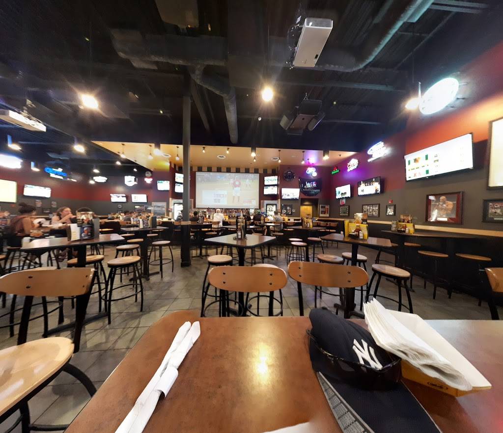 Buffalo Wild Wings | restaurant | 315 Union St, Waterbury, CT 06706, USA | 2035749464 OR +1 203-574-9464