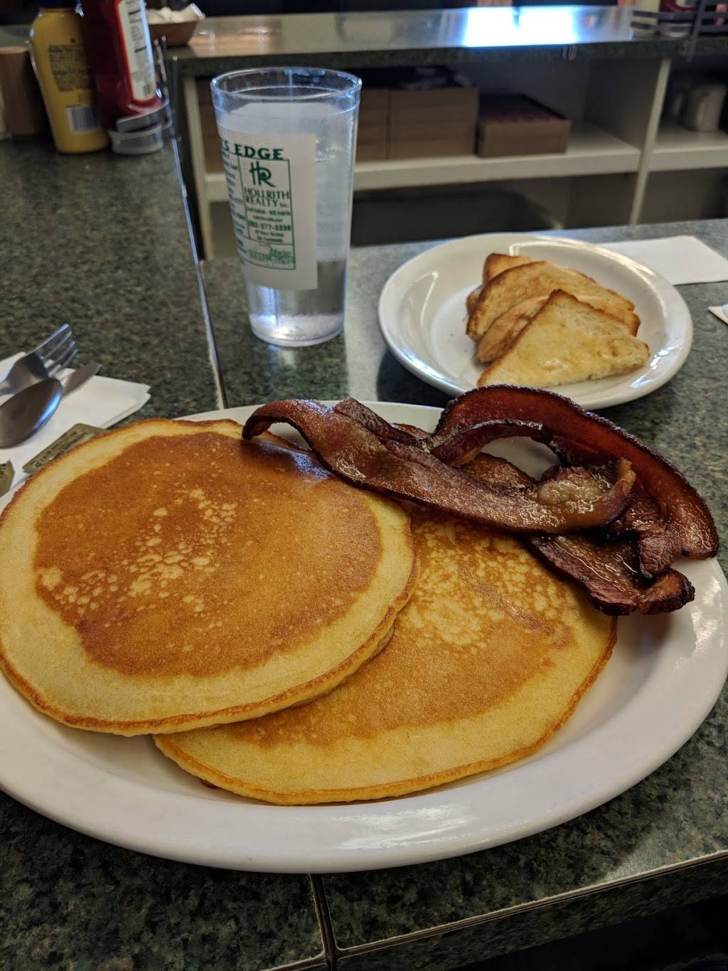 Rivers Edge Restaurant | restaurant | 283 S Riverside Dr, Saukville, WI 53080, USA | 2622849918 OR +1 262-284-9918