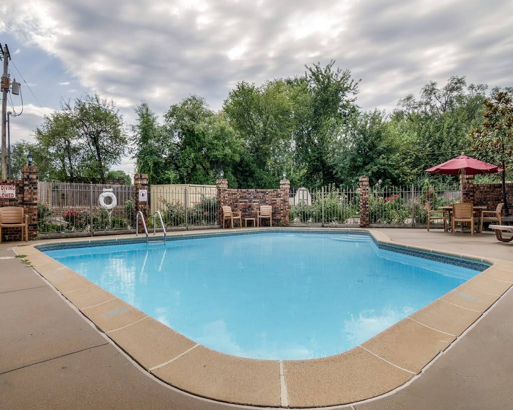 Econo Lodge University | restaurant | 2525 W 6th St, Lawrence, KS 66049, USA | 7858418410 OR +1 785-841-8410