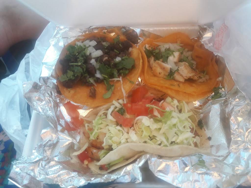Chapos Tacos De Tijuana | restaurant | 2945 Niles St, Bakersfield, CA 93306, USA | 6614930850 OR +1 661-493-0850