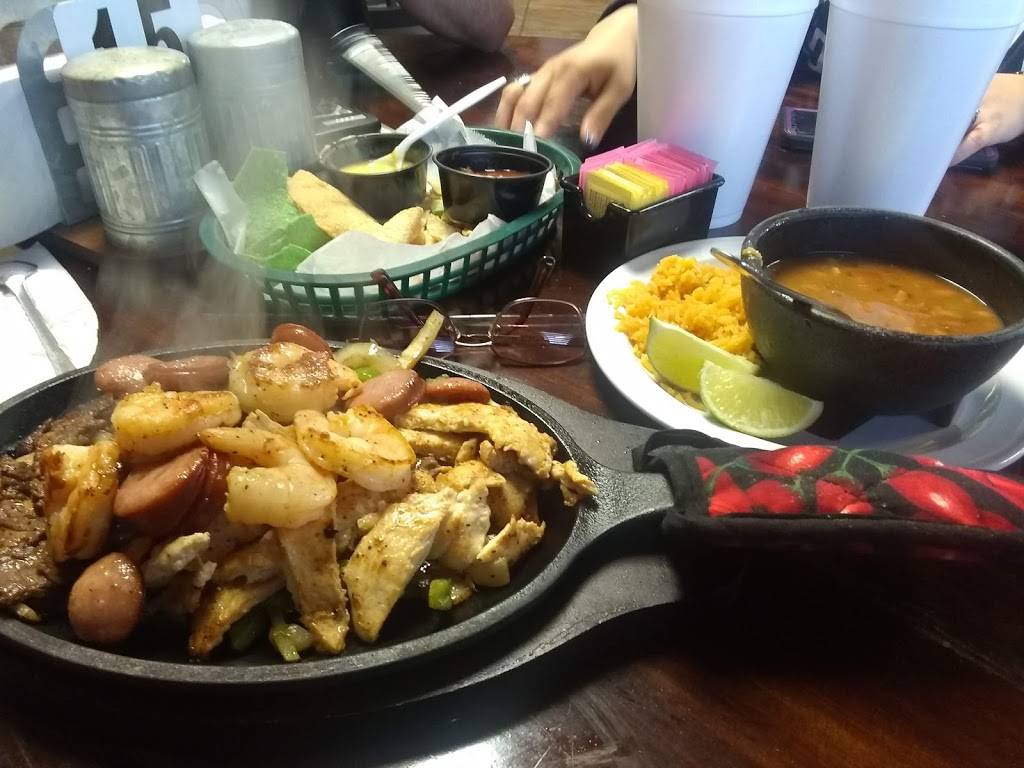 Ranchero s | restaurant | 404 N Vineyard Ave, Sinton, TX 78387, USA | 3615873177 OR +1 361-587-3177