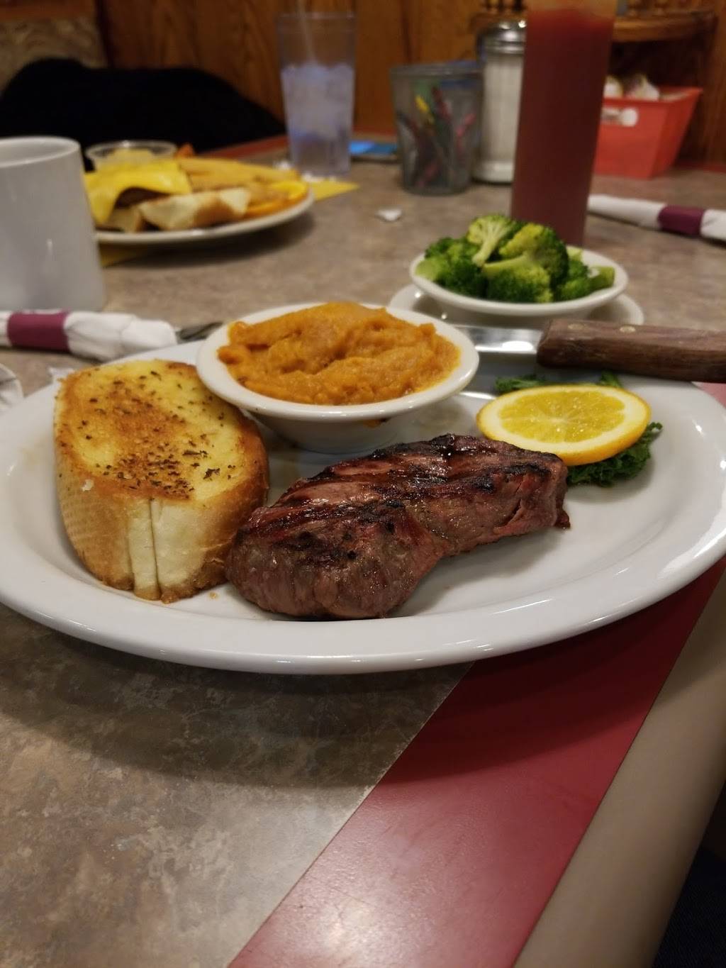 J & J Eaton Place | restaurant | 218 S Cochran Ave, Charlotte, MI 48813, USA | 5175436630 OR +1 517-543-6630