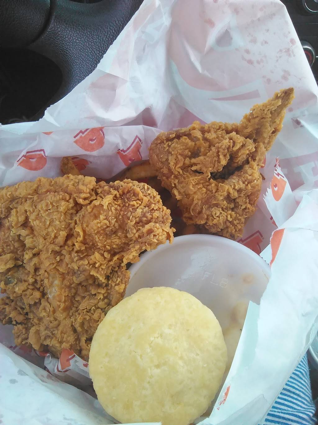 Popeyes Louisiana Kitchen | restaurant | 6876 Macedonia Commons Blvd, Macedonia, OH 44056, USA | 3304670770 OR +1 330-467-0770