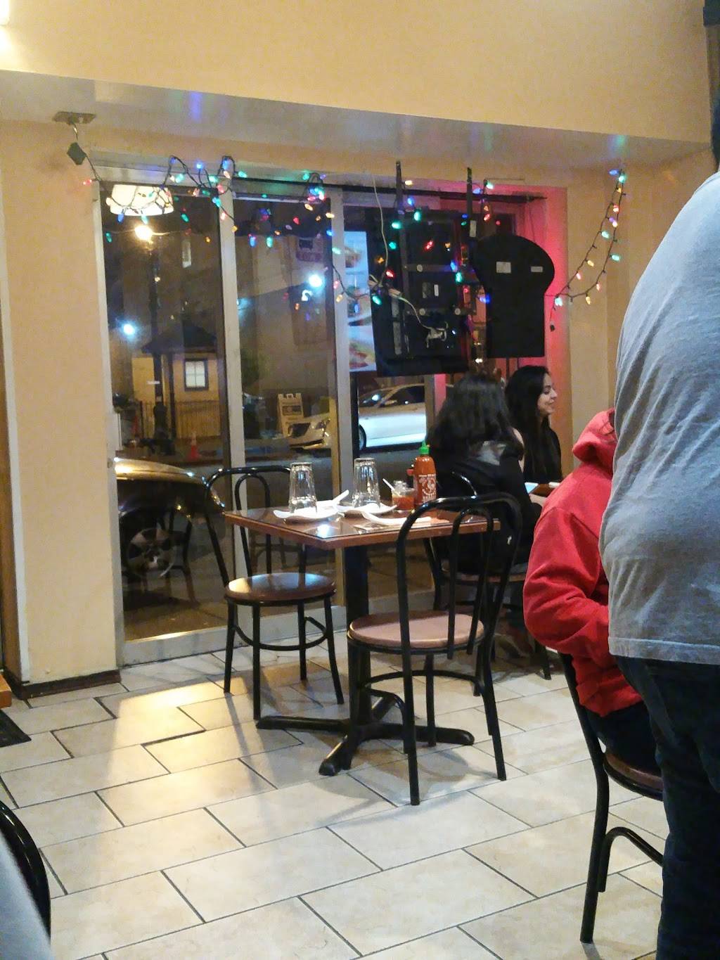 Golden Thai | restaurant | 1509 W Taylor St # 1, Chicago, IL 60607, USA | 3127330760 OR +1 312-733-0760