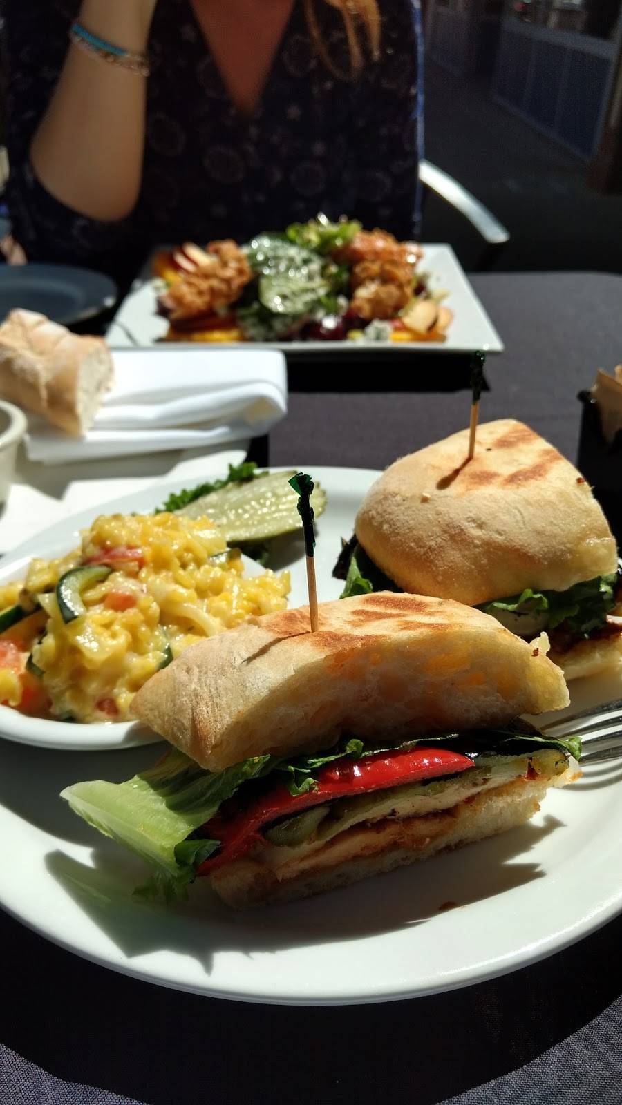 Bettos Bistro | restaurant | 17385 Monterey Rd, Morgan Hill, CA 95037, USA | 4087797422 OR +1 408-779-7422