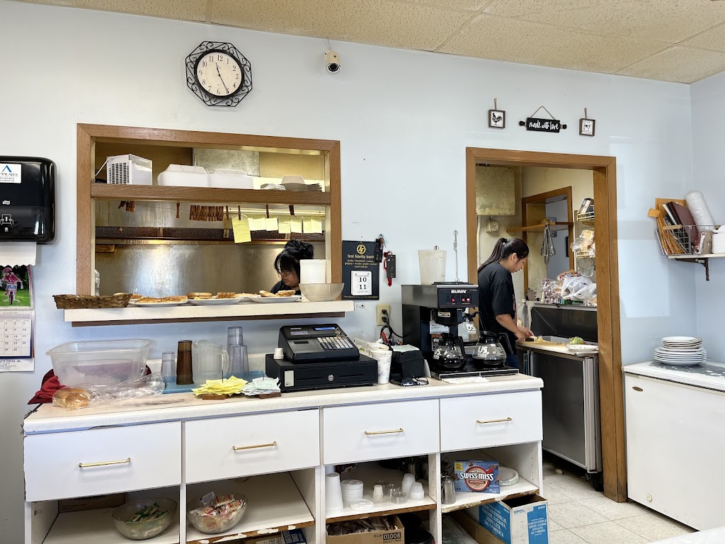 Shirleys Diner | restaurant | 142 E 2nd St #2, Winner, SD 57580, USA | 6058423903 OR +1 605-842-3903