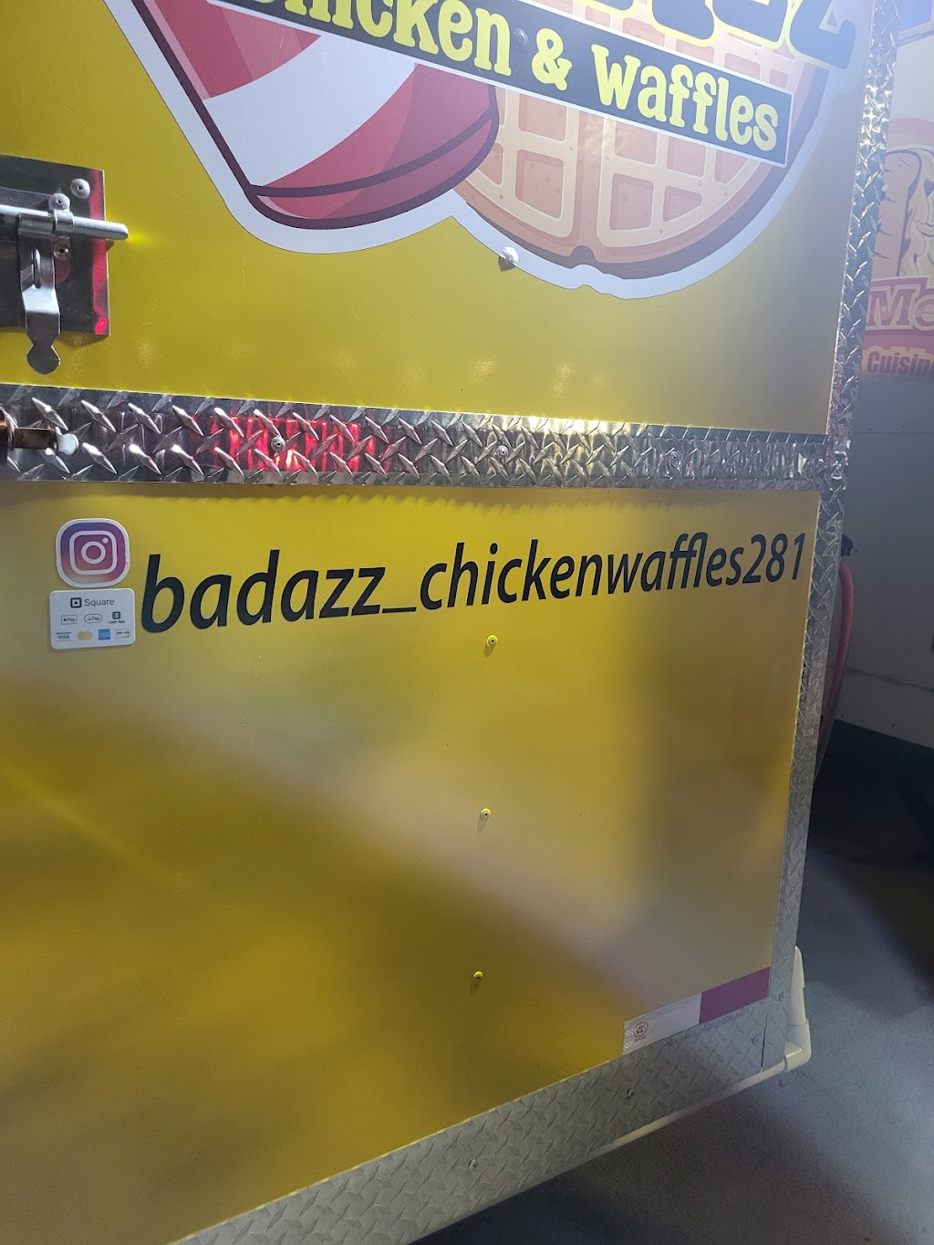 BadAzz Chicken & Waffles | restaurant | 403 E Main St, Tomball, TX 77375, USA | 3463514444 OR +1 346-351-4444
