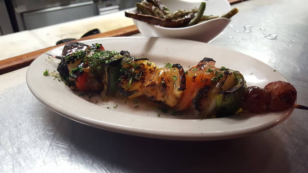 Boathouse Food & Deck | restaurant | 601 N Shore Dr, St Charles, MO 63301, USA | 6362503300 OR +1 636-250-3300