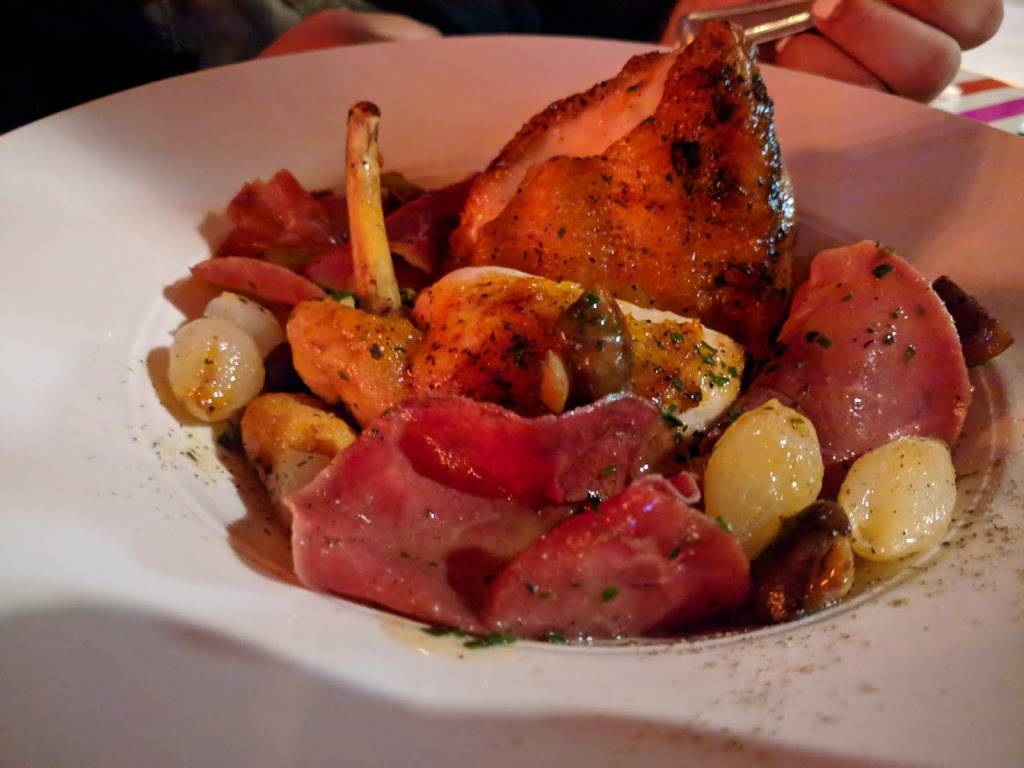 Red House | restaurant | 369 King St E, Kingston, ON K7K 2Y1, Canada | 6137672558 OR +1 613-767-2558