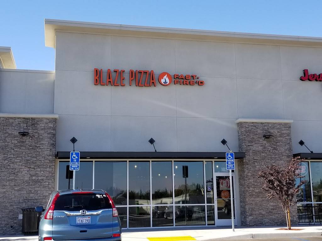 Blaze Pizza | meal takeaway | 1840 Herndon Ave, Clovis, CA 93611, USA | 5592422374 OR +1 559-242-2374