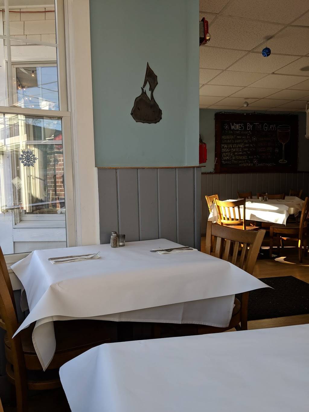 J22 Tap and Table | restaurant | 22 Narragansett Ave, Jamestown, RI 02835, USA | 4014233709 OR +1 401-423-3709