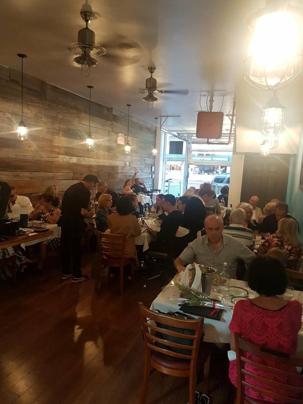 Restaurant Tilos | restaurant | 6587 Avenue Somerled, Montréal, QC H4V 1T1, Canada | 5144852485 OR +1 514-485-2485