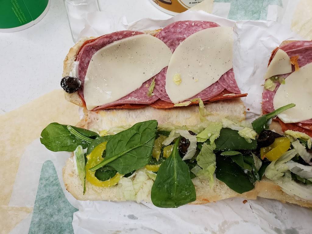 Subway | restaurant | 1085 N 7th St, Rochelle, IL 61068, USA | 8155627827 OR +1 815-562-7827