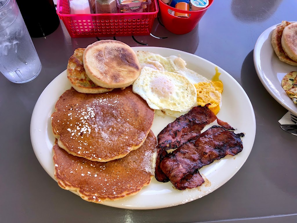 Ernies Restaurant | restaurant | 212 Water St, New Shoreham, RI 02807, USA | 4012079231 OR +1 401-207-9231