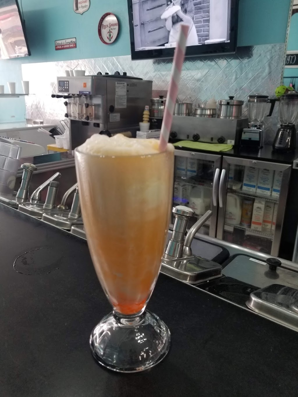 The Parlor @Cilinos | restaurant | 230 8th Ave SE, Wellman, IA 52356, USA | 3196464555 OR +1 319-646-4555