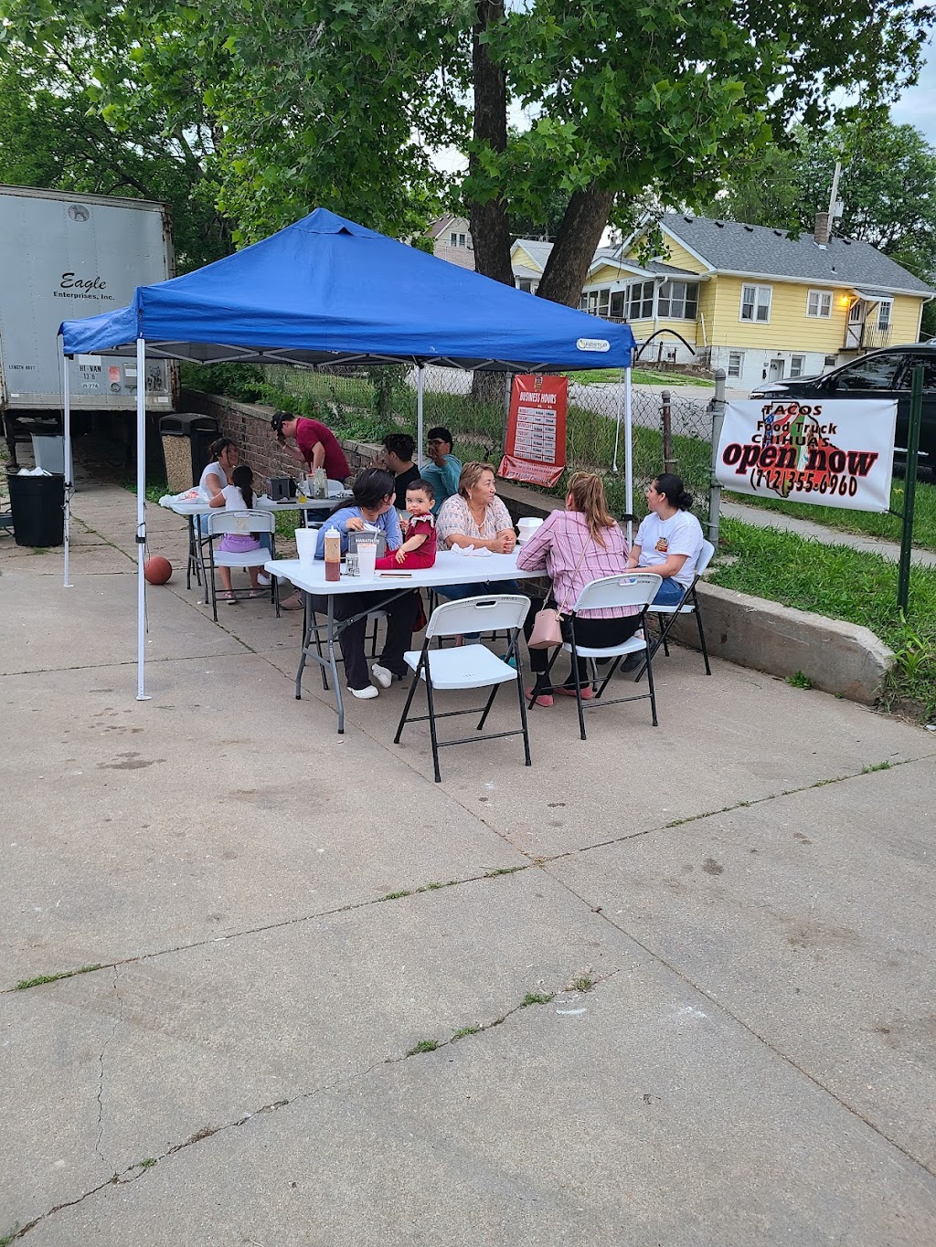 Food truck tacos chihuas | restaurant | 1958 S 13th St, Omaha, NE 68108, USA | 7123556960 OR +1 712-355-6960