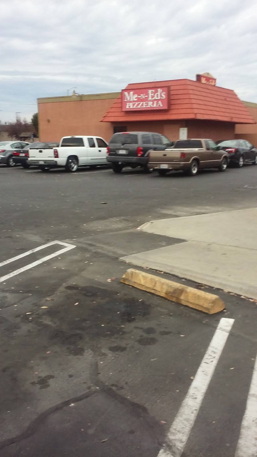 Me-n-Eds Pizzeria | restaurant | 1343 North Ave, Sanger, CA 93657, USA | 5598758549 OR +1 559-875-8549