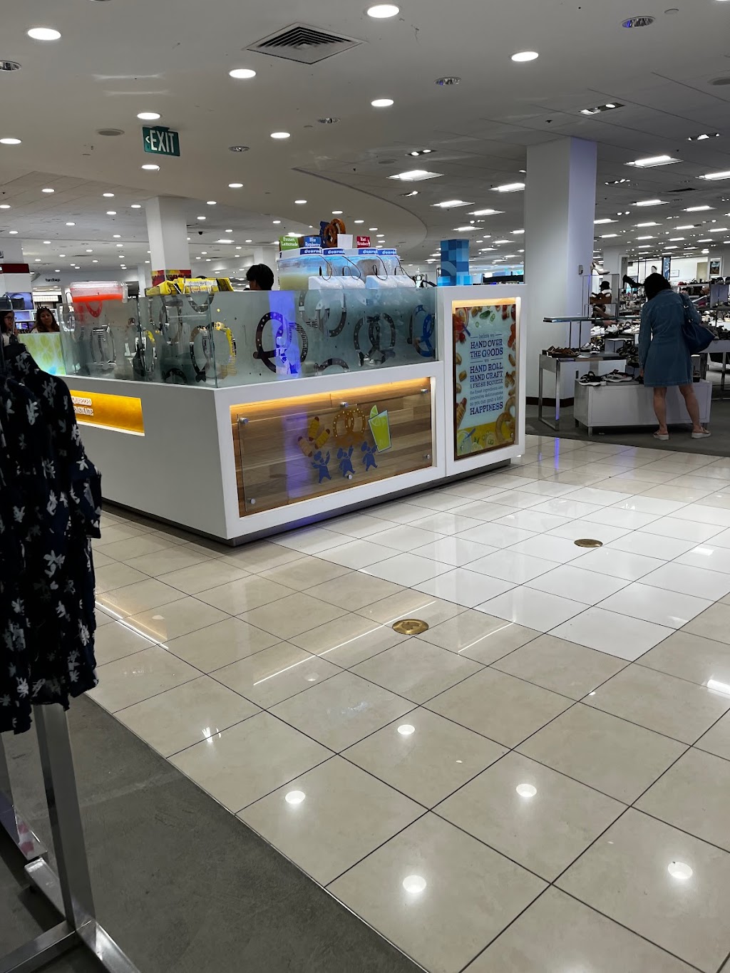 Wetzels Pretzels | bakery | 3333 Bristol St Ste 6000, Costa Mesa, CA 92626, USA | 6576553386 OR +1 657-655-3386