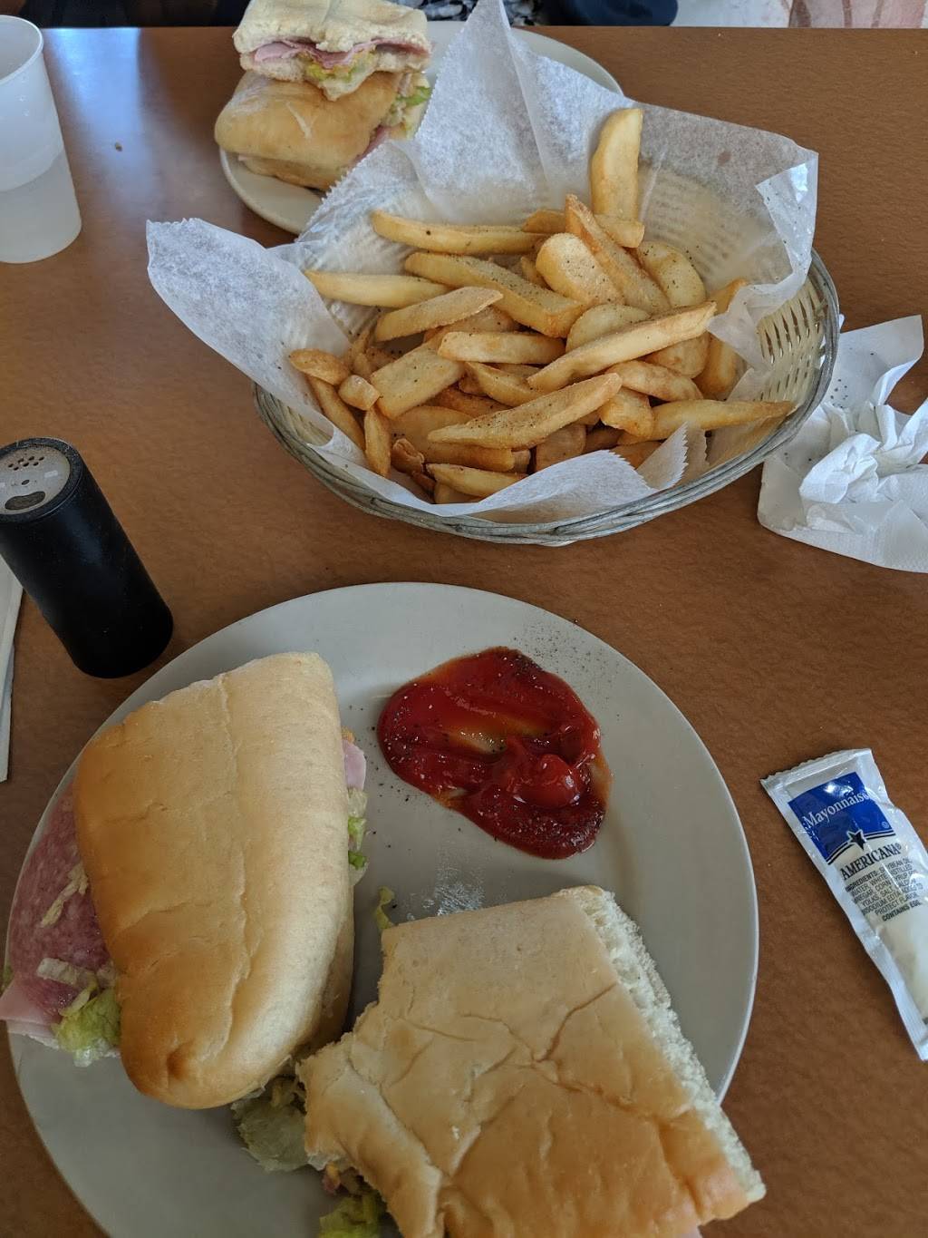 The Grinders & Spaghetti House | restaurant | 2171 Kimberly Rd, Bettendorf, IA 52722, USA | 5633551722 OR +1 563-355-1722