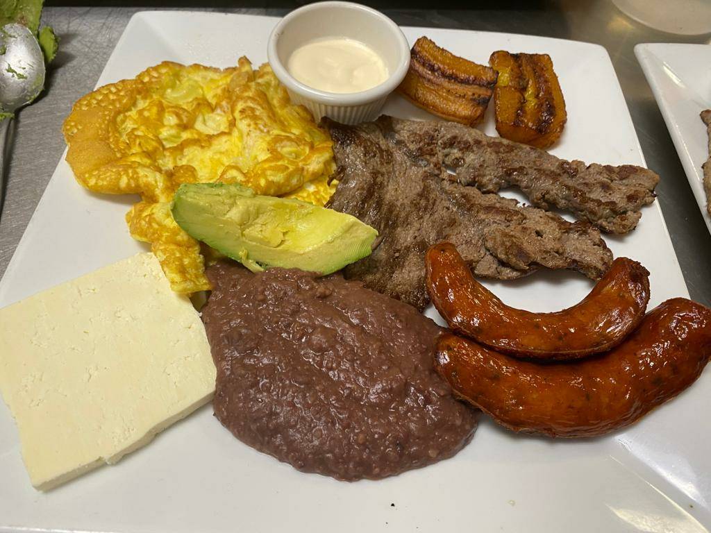 Delicias de la Gracia | restaurant | 72 Main St, South Bound Brook, NJ 08880, USA | 7322715111 OR +1 732-271-5111