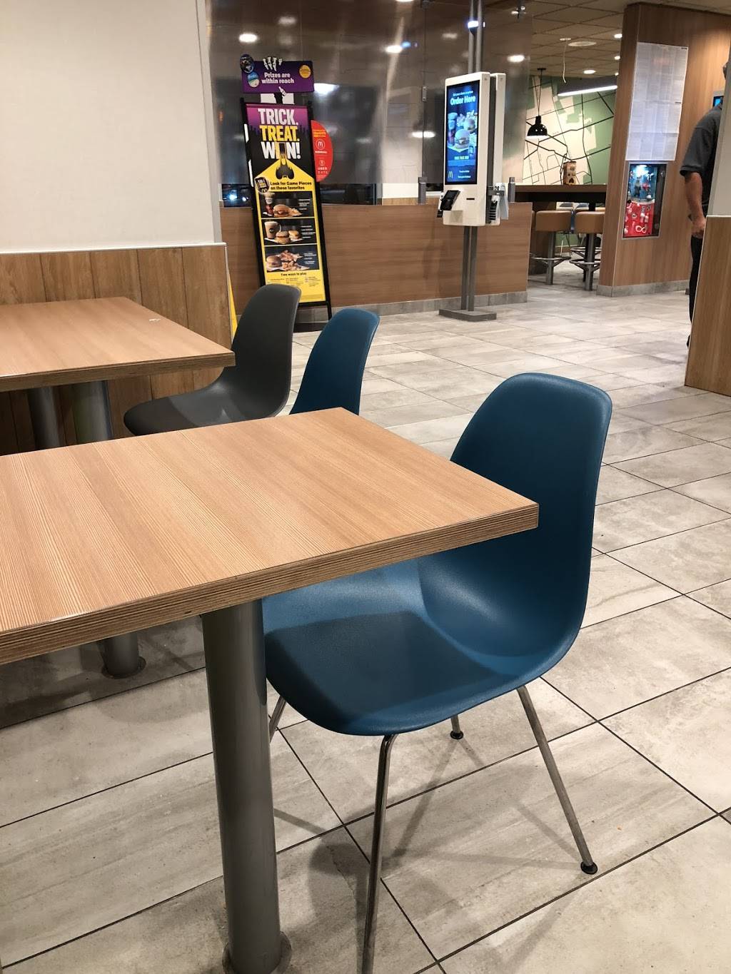 McDonalds | cafe | 304 N Sheridan Rd, Waukegan, IL 60085, USA | 8472446280 OR +1 847-244-6280