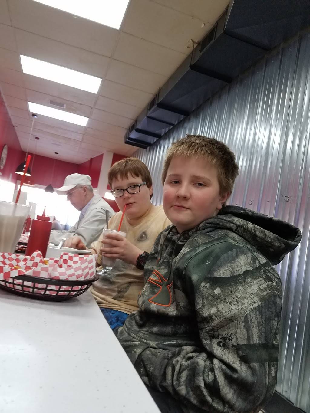 Mr Bs Cafe | restaurant | 307 E Main St, Hoopeston, IL 60942, USA | 2172838888 OR +1 217-283-8888