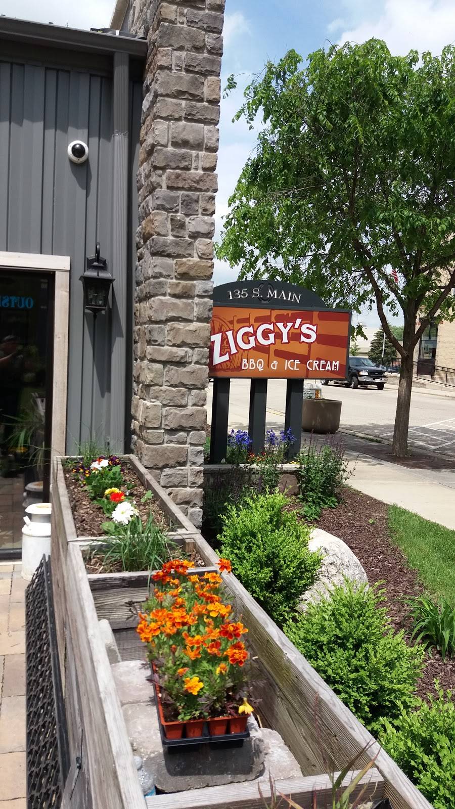 Ziggys BBQ Smokehouse & Ice Cream Parlor | restaurant | 135 S Main St, Oregon, WI 53575, USA | 6082910915 OR +1 608-291-0915