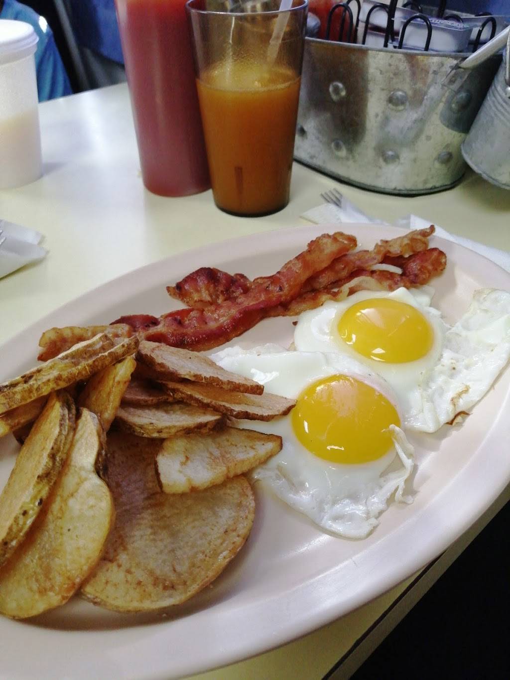 Big V Restaurant | restaurant | 32 Hall St, LaBelle, FL 33935, USA | 8636752917 OR +1 863-675-2917