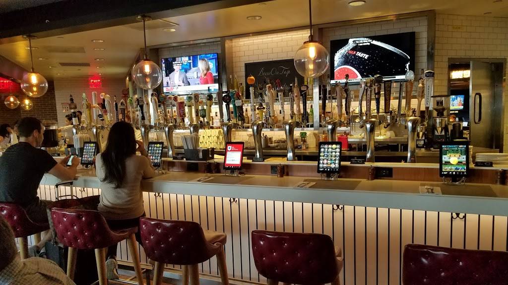 Prime Tavern | restaurant | LaGuardia Rd, East Elmhurst, NY 11371, USA | 7185333400 OR +1 718-533-3400