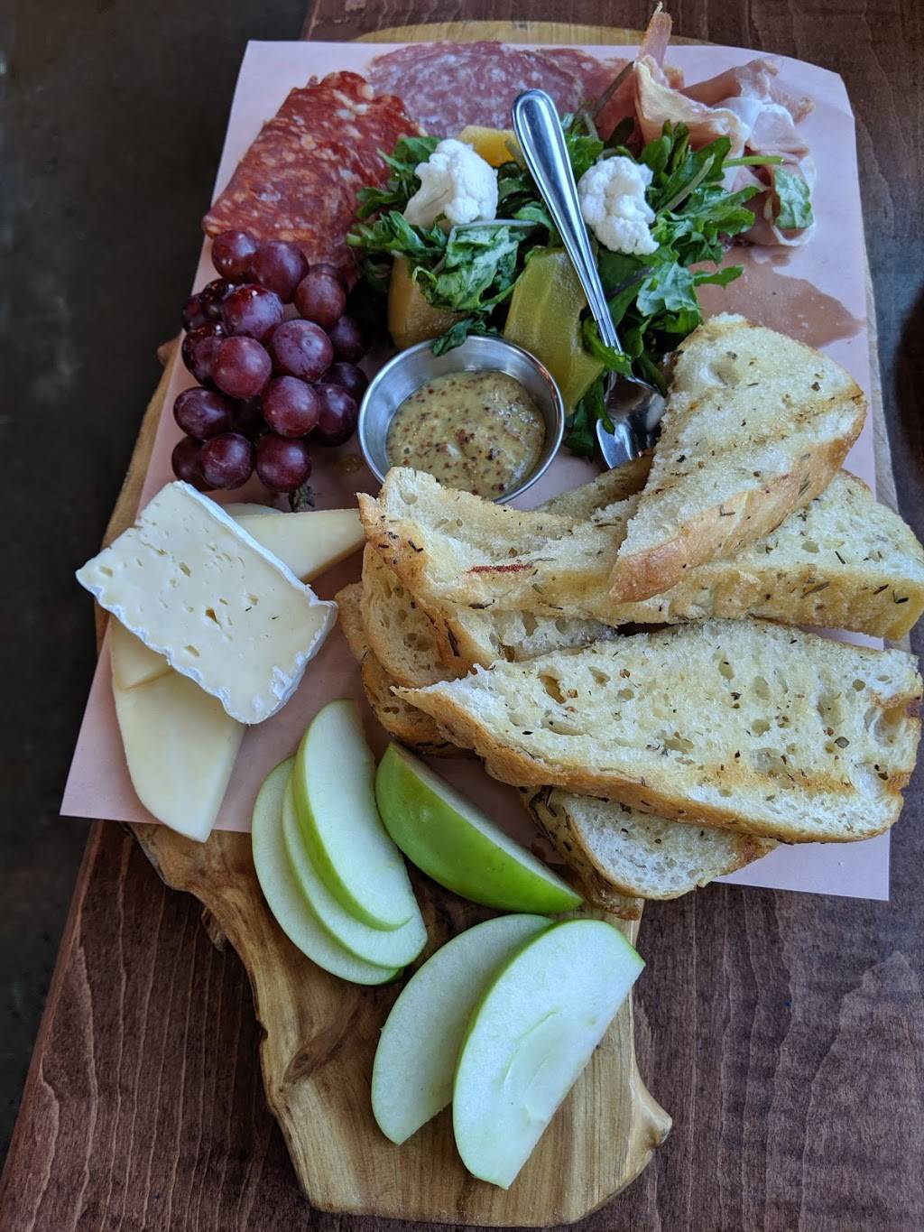 Hunters Landing | restaurant | 82 Fort York Blvd, Toronto, ON M5V 4A6, Canada | 6473526082 OR +1 647-352-6082