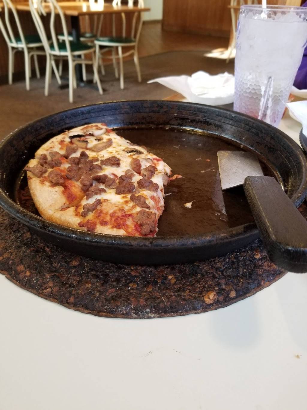 Pizza Hut | meal takeaway | 1511 Domes Dr, Blue Earth, MN 56013, USA | 5075264646 OR +1 507-526-4646