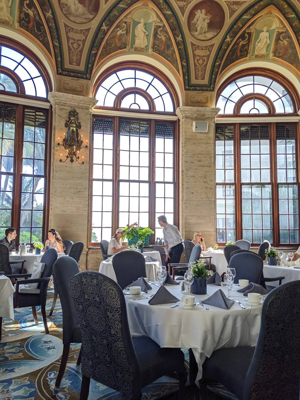 The Circle | restaurant | 1 S County Rd, Palm Beach, FL 33480, USA | 8554355744 OR +1 855-435-5744