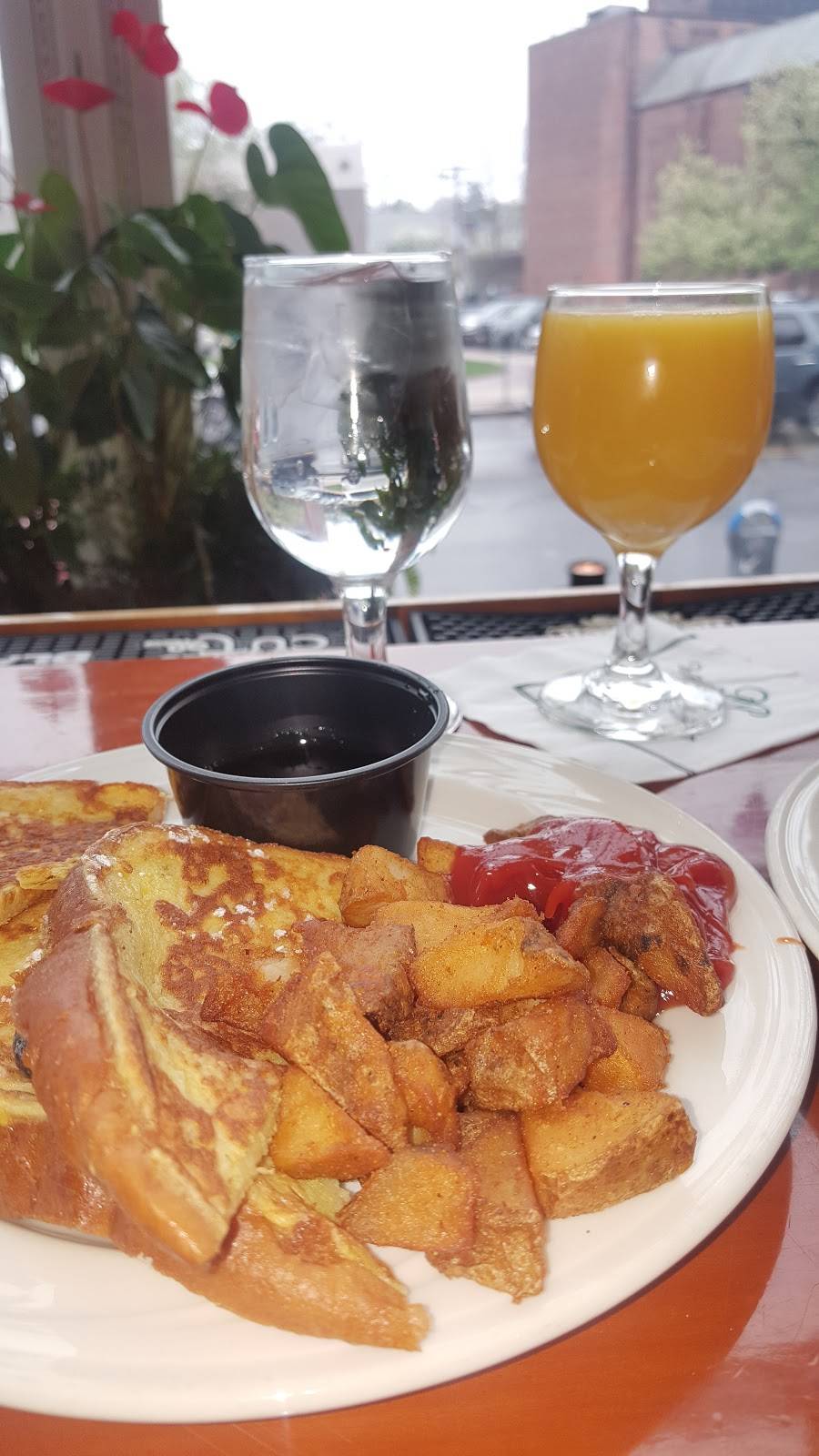 Wiggins Tavern Restaurant | restaurant | 36 King St, Northampton, MA 01060, USA | 4135843100 OR +1 413-584-3100