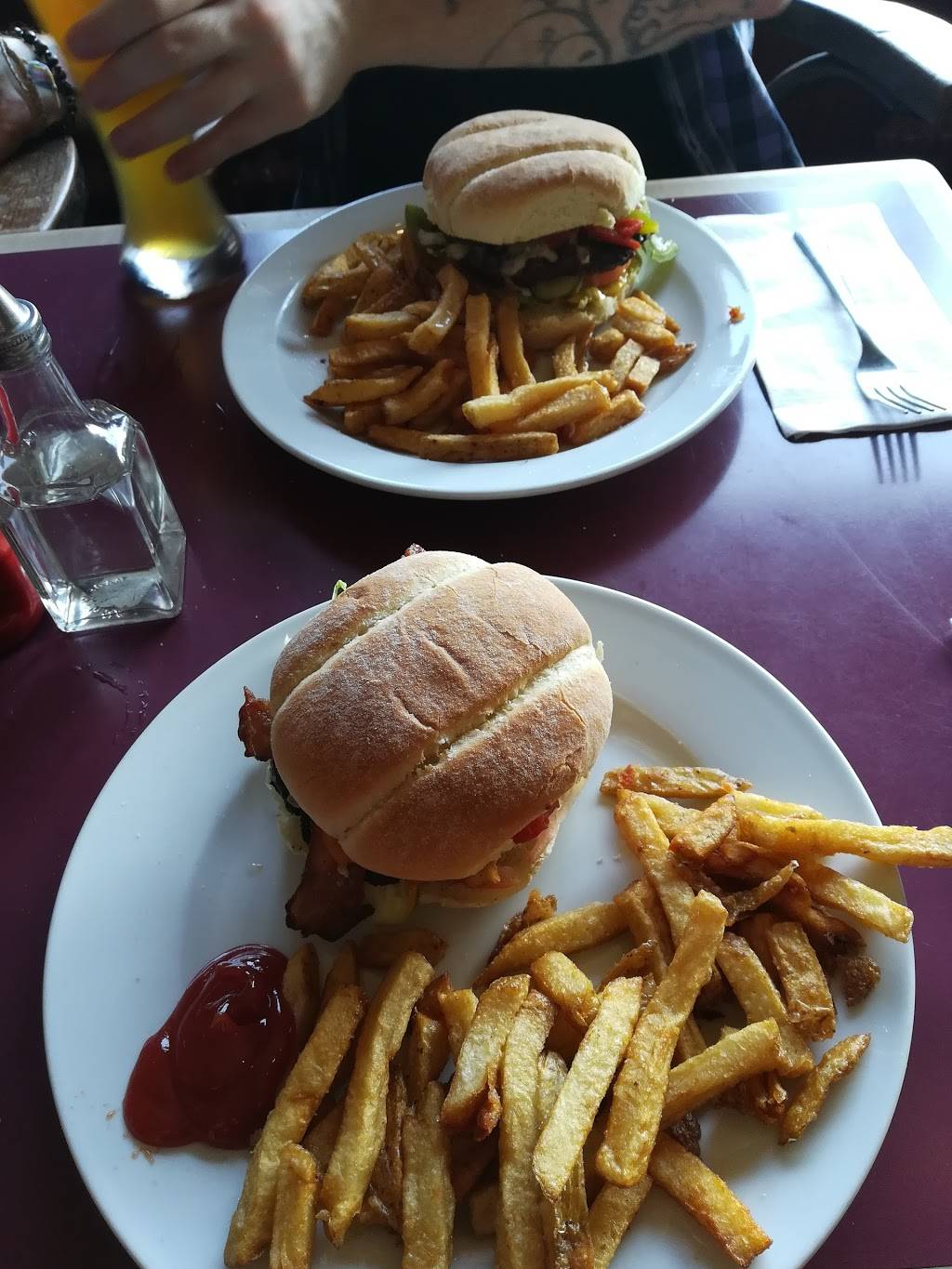Portsmouth Tavern | restaurant | 96 Yonge St, Kingston, ON K7M 1K4, Canada | 6135410877 OR +1 613-541-0877
