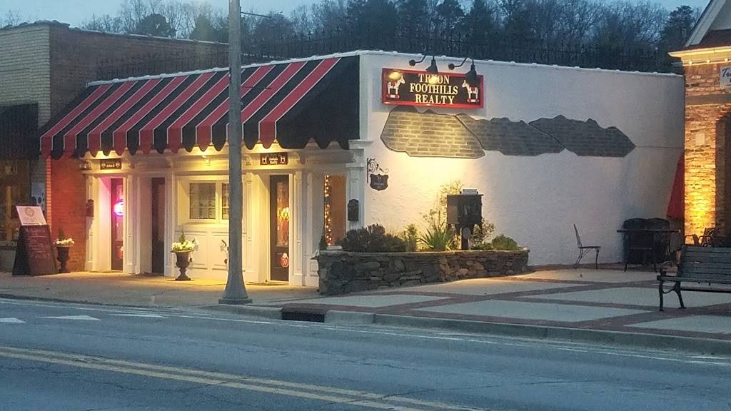 McGourtys Pub | restaurant | 74 N Trade St, Tryon, NC 28782, USA | 8288592036 OR +1 828-859-2036