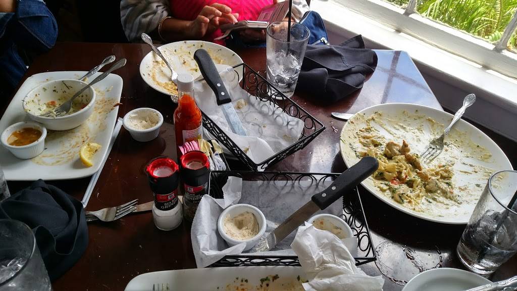 Harrys Seafood, Bar & Grille | restaurant | 46 Avenida Menendez, St. Augustine, FL 32084, USA | 9048247765 OR +1 904-824-7765