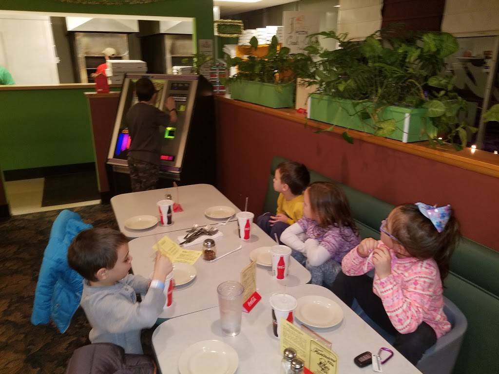 Farinacci Pizza | restaurant | 3265 Oakwood Dr, Cuyahoga Falls, OH 44221, USA | 3309454647 OR +1 330-945-4647