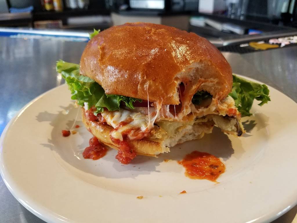 7th & Elm Bar & Grill | restaurant | 729 N 7th St, Terre Haute, IN 47807, USA | 8122347356 OR +1 812-234-7356