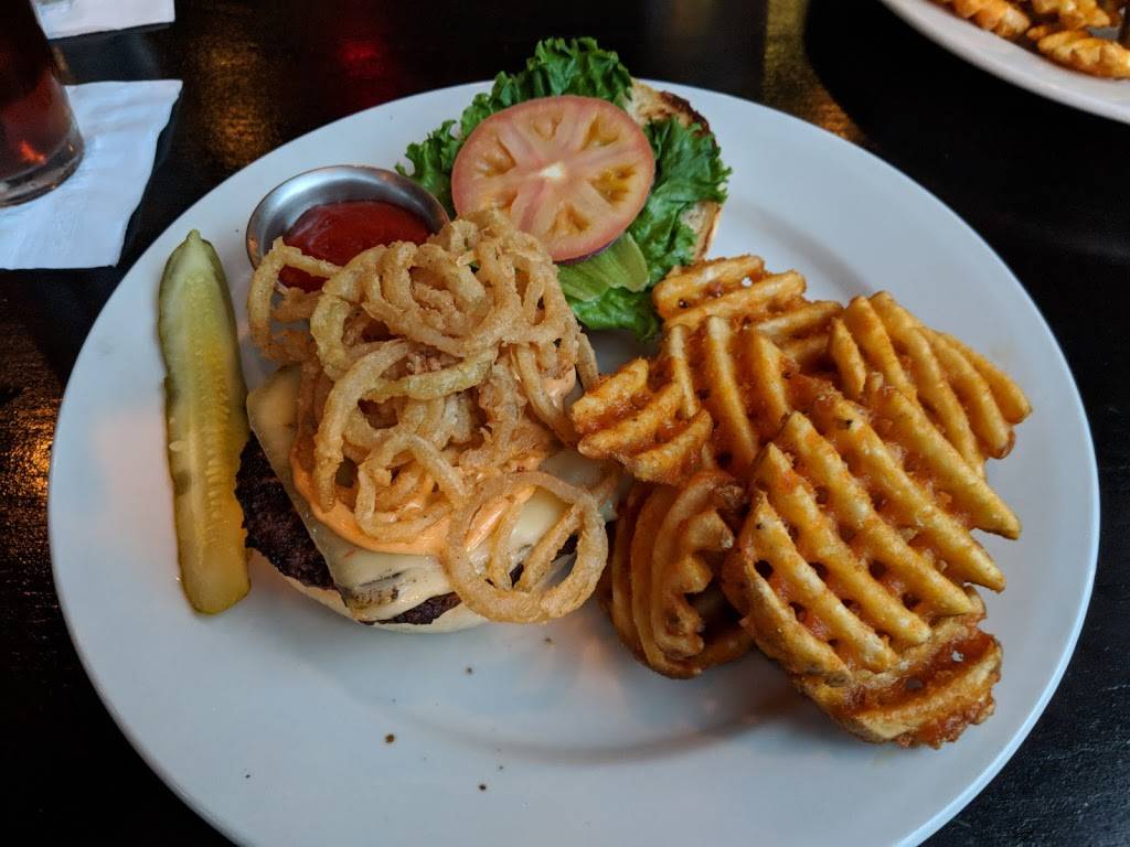 Harrys Bar and Grill | restaurant | 3549 N Oakland Ave, Milwaukee, WI 53211, USA | 4149646800 OR +1 414-964-6800