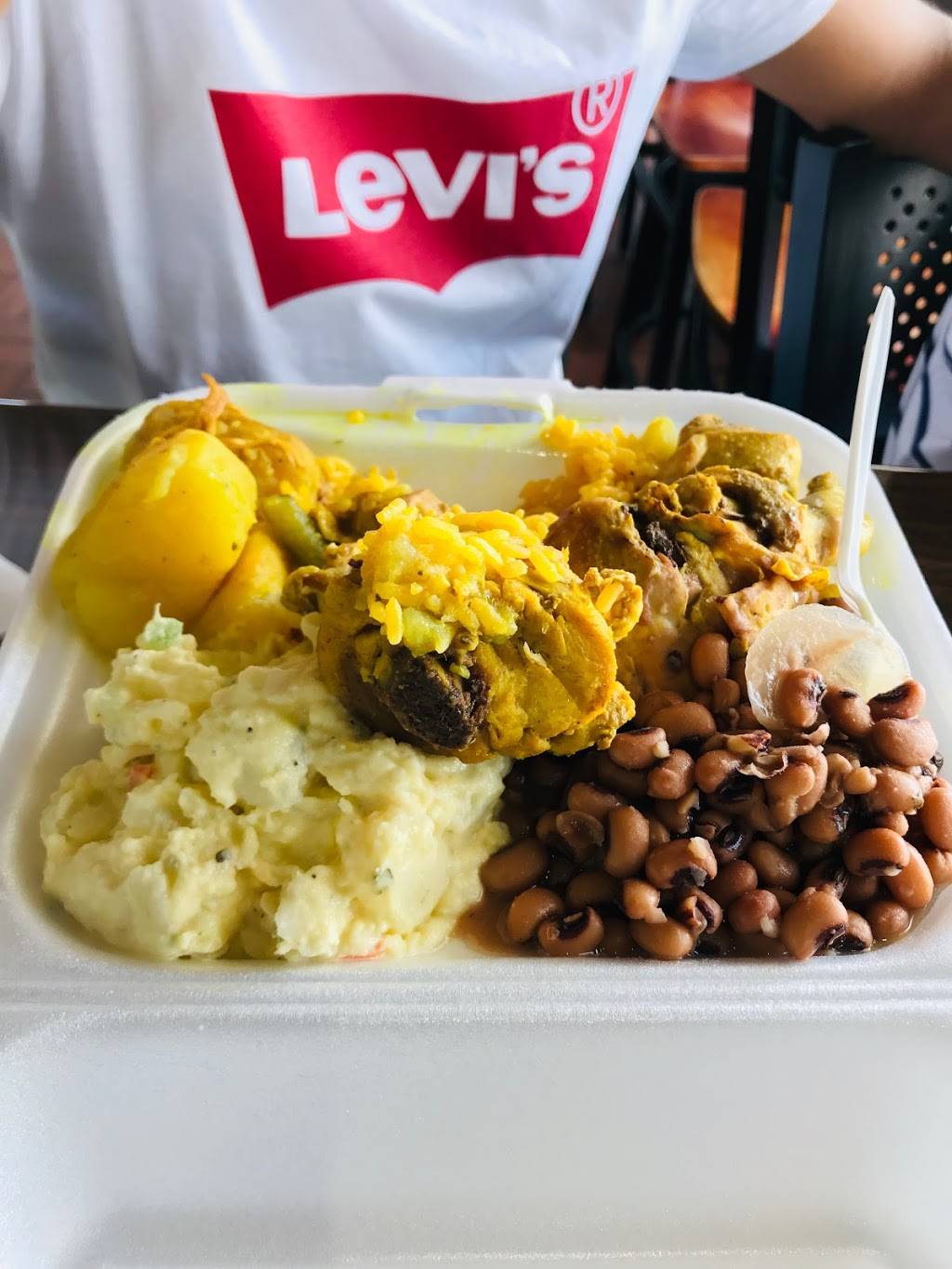 Louis Famous Foods | restaurant | 6471 NW 7th Ave #4308, Miami, FL 33150, USA | 7864016676 OR +1 786-401-6676