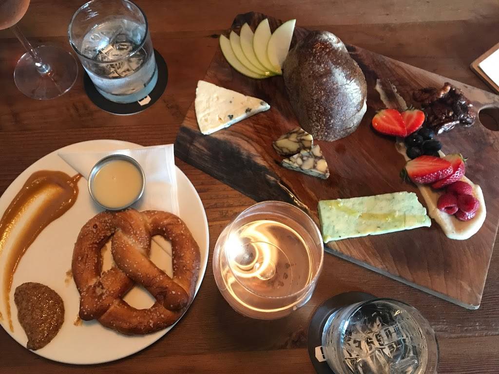 Russells Tavern | restaurant | 4111 Stone Way N, Seattle, WA 98103, USA | 2065471653 OR +1 206-547-1653