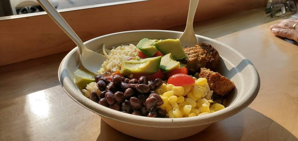 Freshii | restaurant | 2417 Yonge St, Toronto, ON M4P 2E7, Canada | 6477944595 OR +1 647-794-4595