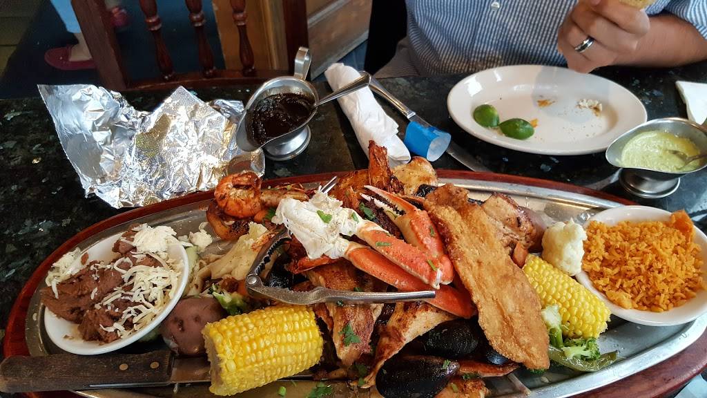 El Barco Mariscos | restaurant | 1035 N Ashland Ave, Chicago, IL 60622, USA | 7734866850 OR +1 773-486-6850
