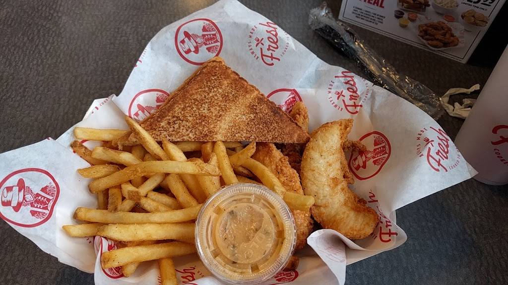 Slim Chickens | restaurant | 1515 N Veterans Pkwy, Bloomington, IL 61704, USA | 3096627546 OR +1 309-662-7546