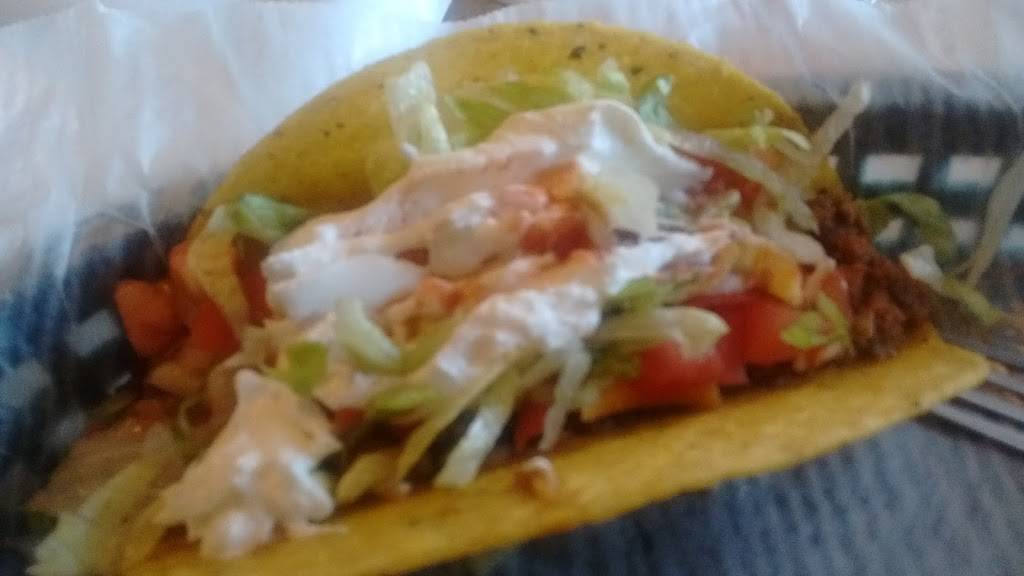 Drews Lakeside Bar & Grill | restaurant | 219 W Water St, Montello, WI 53949, USA | 6082972834 OR +1 608-297-2834