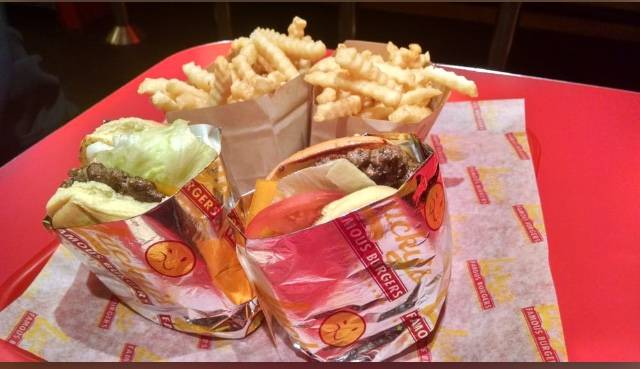 Luckys Famous Burgers | restaurant | 264 W 23rd St, New York, NY 10011, USA | 2122424900 OR +1 212-242-4900