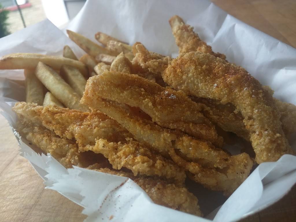 Great White Fish Chicken | restaurant | 4200 Kalamazoo Ave SE, Grand Rapids, MI 49508, USA | 6164522565 OR +1 616-452-2565