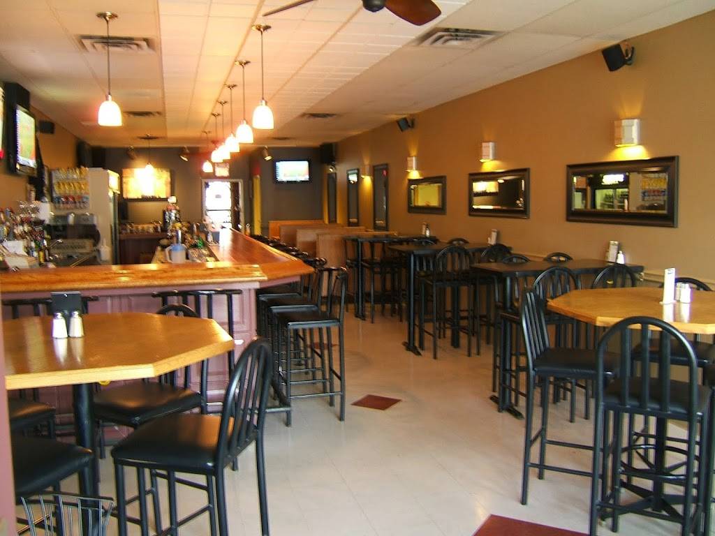 Sandys Riverside Grill | restaurant | 7021 Wyandotte St E, Windsor, ON N8S 1R1, Canada | 5199442659 OR +1 519-944-2659