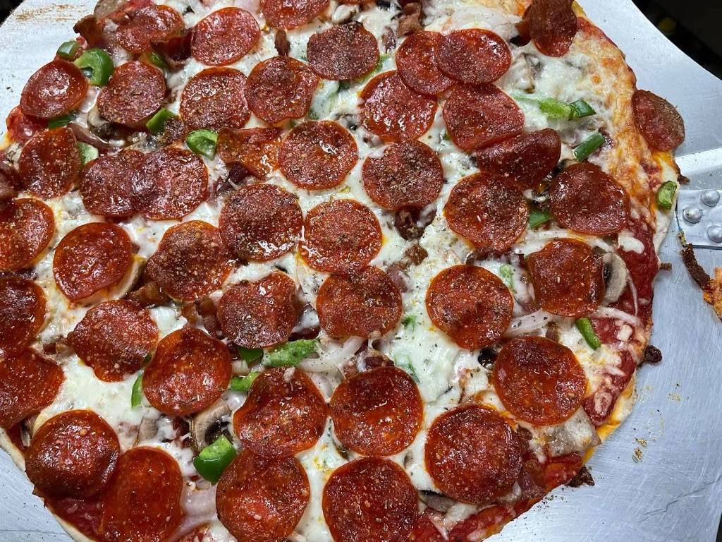 Pizza Crew | restaurant | 807 IL-16, Jerseyville, IL 62052, USA | 6186397777 OR +1 618-639-7777