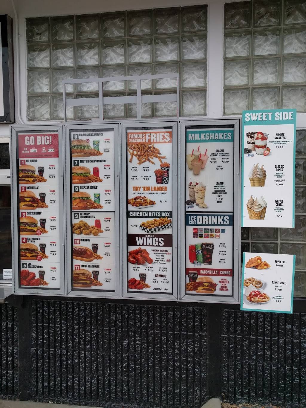 Rallys | restaurant | 3605 N Grand Blvd, St. Louis, MO 63107, USA | 3145318117 OR +1 314-531-8117